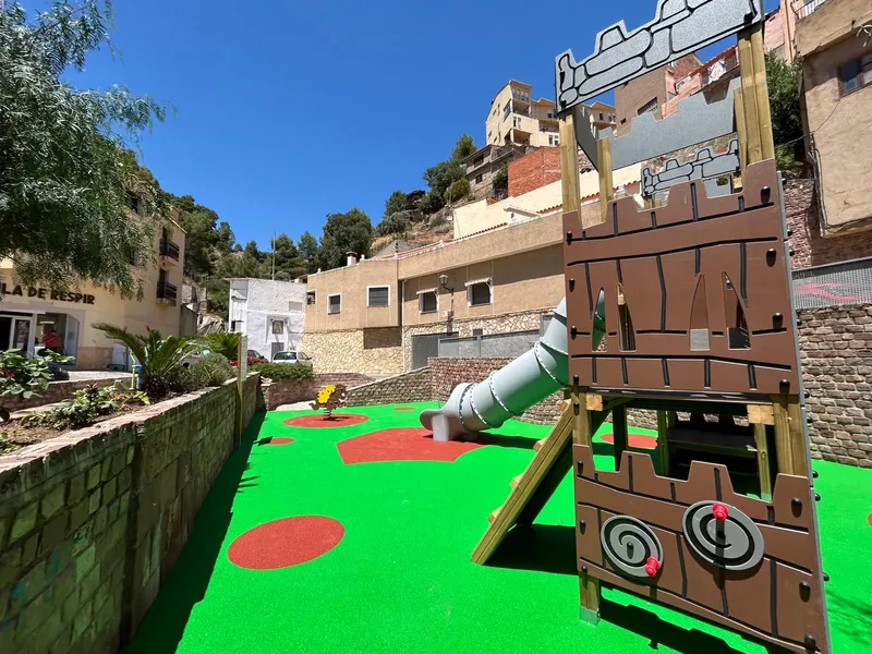 Serra inaugura un renovado parque infantil en la plaza de la Font