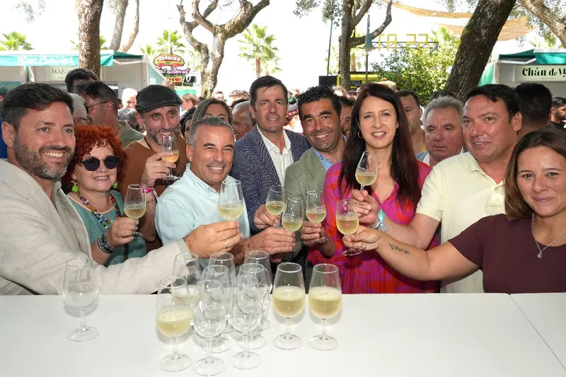 Luis López inaugura la Festa do Albariño en Cambados, destacando el potencial enoturístico de las Rías Baixas