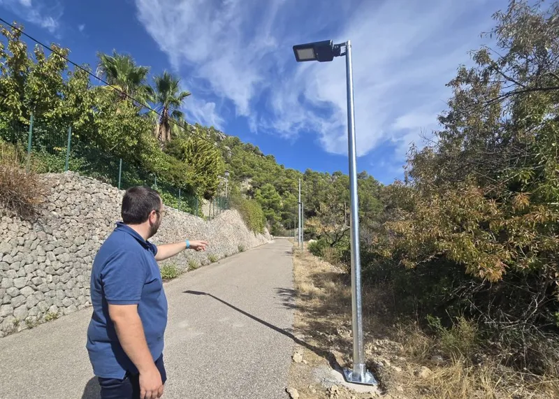 Confrides-L’Abdet mejora la seguridad con nuevas luminarias en el camino Viña-Pinar
