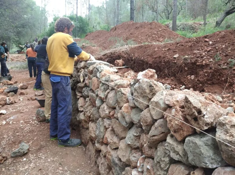 Benimeli impulsa la construcción tradicional con un taller de piedra seca para jóvenes