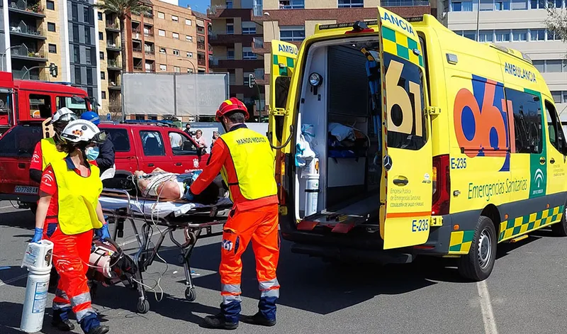 Fallece un trabajador de 63 años al caer de altura mientras podaba en Villamanrique de la Condesa