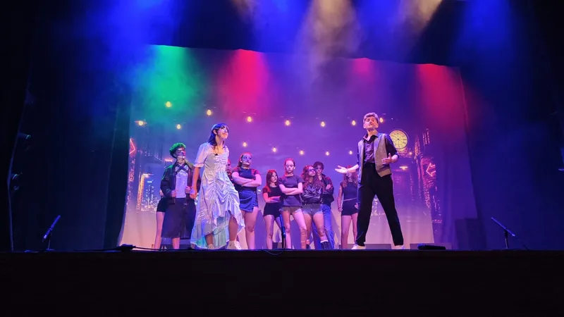 Arjonilla clausura su Aula de Teatro con la obra ochentera "Alicia en el País de la Movida"