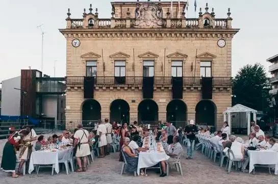 Irun celebra una cena romana con espectáculo en las ruinas de San Juan Harri