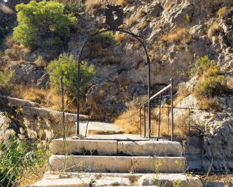 Tibi seduce al visitante con su encanto rural y proximidad a la costa