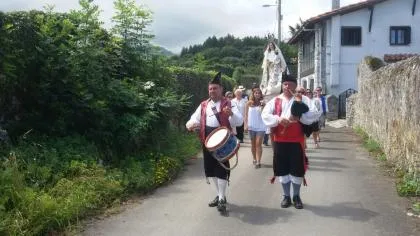 Llanes celebra la festividad de Las Nieves en Poo con misa, procesión y comida popular