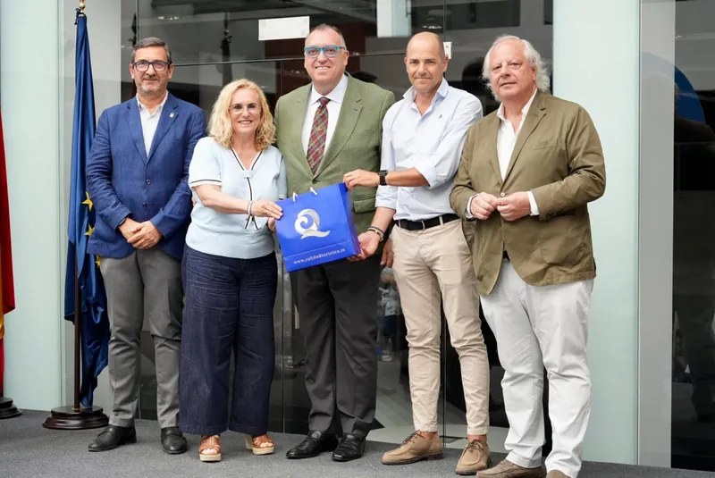 Fuengirola reafirma la excelencia de sus playas con Banderas Q de Calidad y S de Sostenibilidad