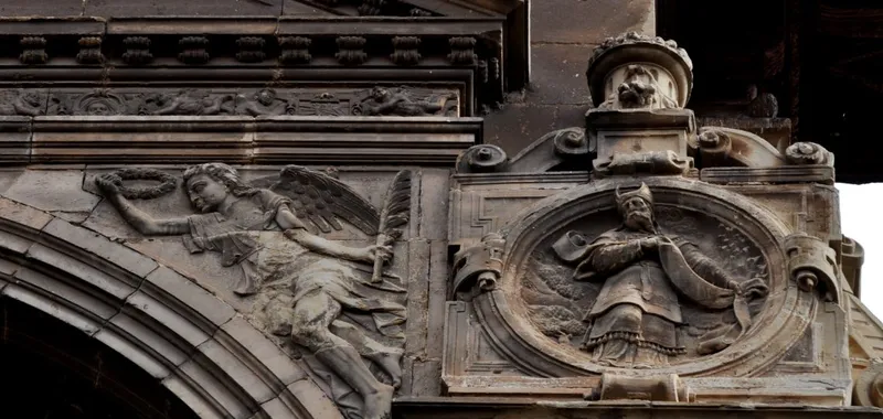 Restauración de la portada renacentista de la Iglesia de Santa María en Viana
