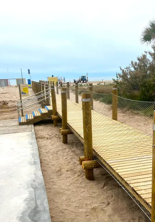 Castelldefels estrena una nueva pasarela para mejorar el acceso a la playa y proteger las dunas
