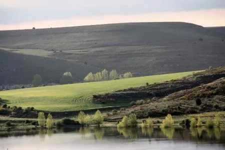 Descubre las rutas de senderismo y cicloturismo en Maderuelo y el Parque Natural Hoces del Río Riaza