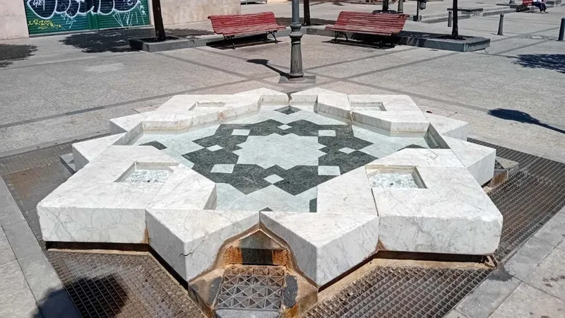 El Ayuntamiento de València restaura la fuente ornamental de la plaza de Nàpols i Sicília