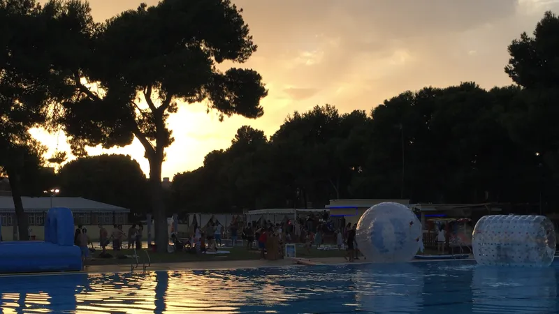 Noches de verano en la piscina Parque del Oeste de València con actividades y espectáculos