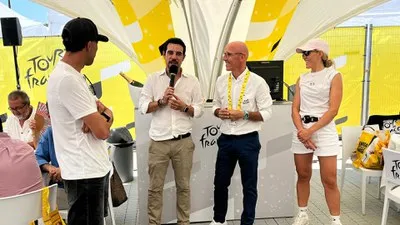 Castelldefels vive una jornada histórica con el paso del Tour de Francia