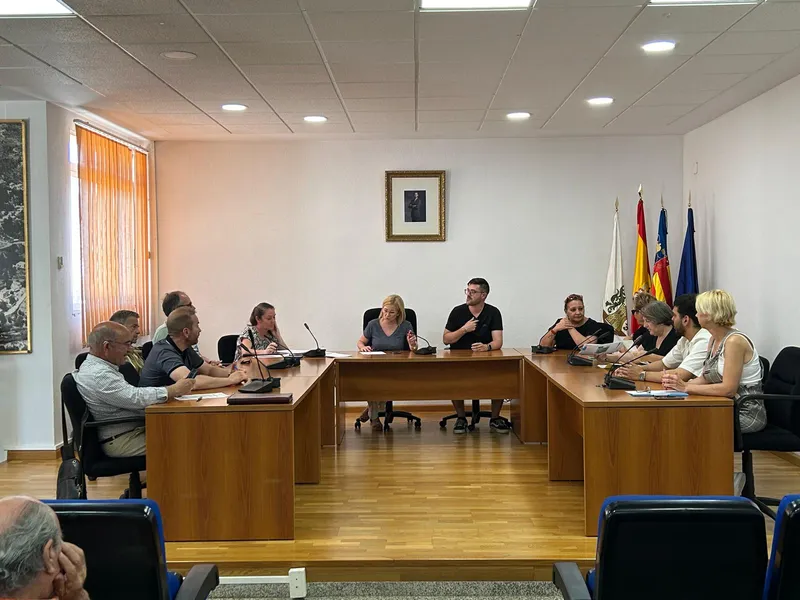 Serra aprueba la ordenanza de escuelas de verano y adjudica la limpieza viaria