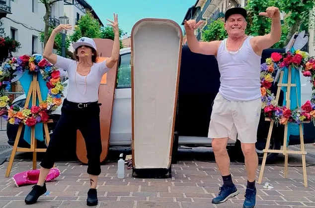 La compañía Trapu Zaharra lleva su humor a la Plaza San Juan Harri de Irun