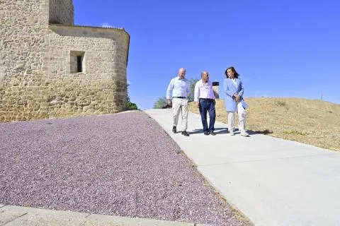 La Diputación de Palencia invierte 18.000 euros en mejorar el entorno de la iglesia de Villerías