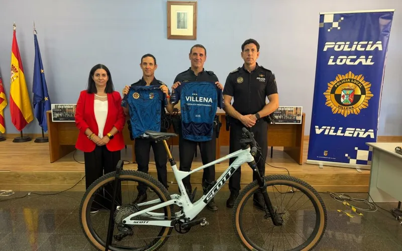 Dos agentes de la Policía Local de Villena compiten en el Campeonato de España de BTT