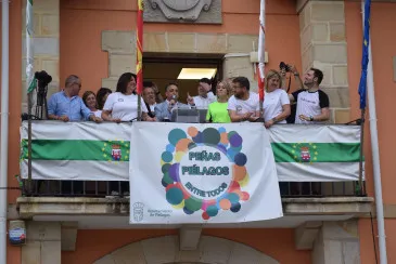 Piélagos arranca las fiestas de San Antonio con un chupinazo de luz y color