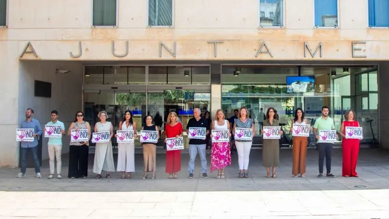 Benidorm guarda un minuto de silencio por el asesinato machista en Mijas