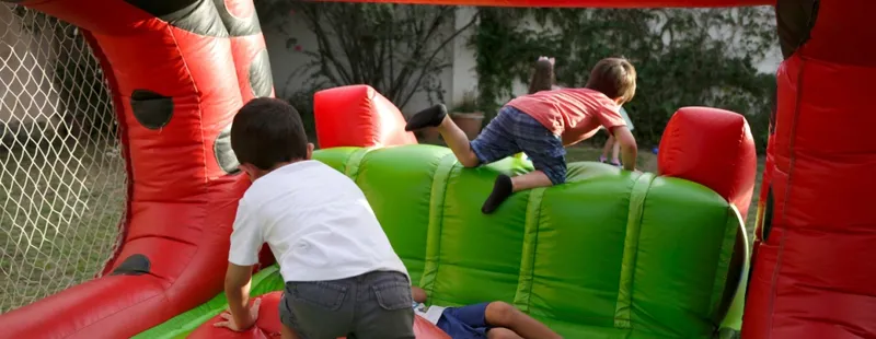 Adeje celebra el Día de la Infancia con juegos acuáticos y fiesta de la espuma