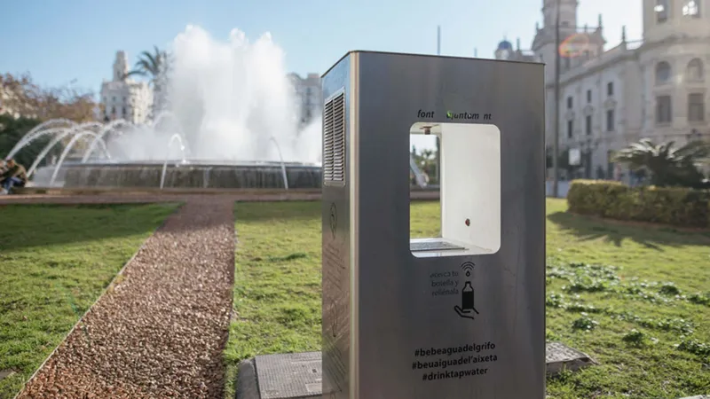 València evita 2,4 millones de botellas de plástico y 380 toneladas de CO₂ con sus fuentes de agua refrigerada