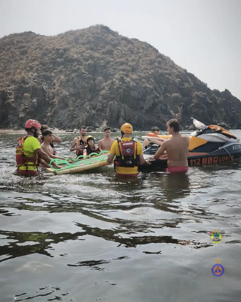 Socorristas de Lorca rescatan a dos bañistas en Calnegre tras finalizar el servicio