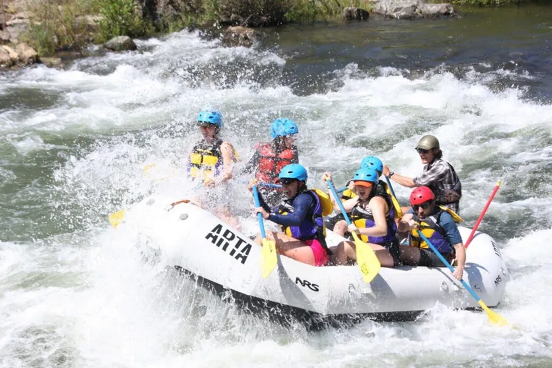 Aventura en aguas bravas: rafting en el South Fork American River