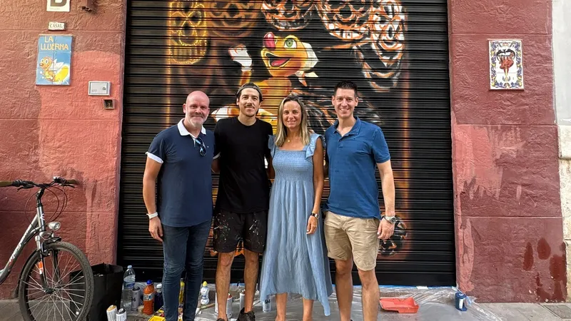 El arte urbano de València rinde homenaje a la 'Falla de la Llum' de Russafa
