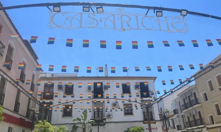 Casariche se une al Mes del Orgullo LGTBIQ+ con actos y decoración municipal