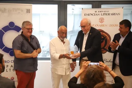 Leonardo Padura recibe el premio Esencia de Quijote en Manzanares
