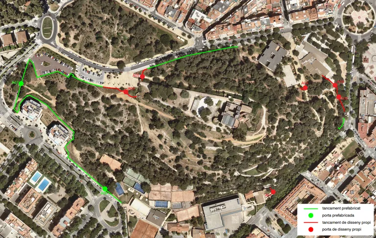 Castelldefels renueva la tanca del Parc del Castell i protegeix el talús del carrer Bisbe Urquinaona