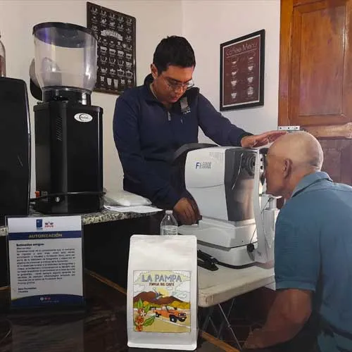 Estudio revela que gafas mejoran un 8% la productividad de recolectores de café en Guatemala