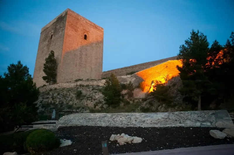 El Castillo de Lorca se llena de vida con visitas nocturnas, gastronomía y eventos astronómicos este verano