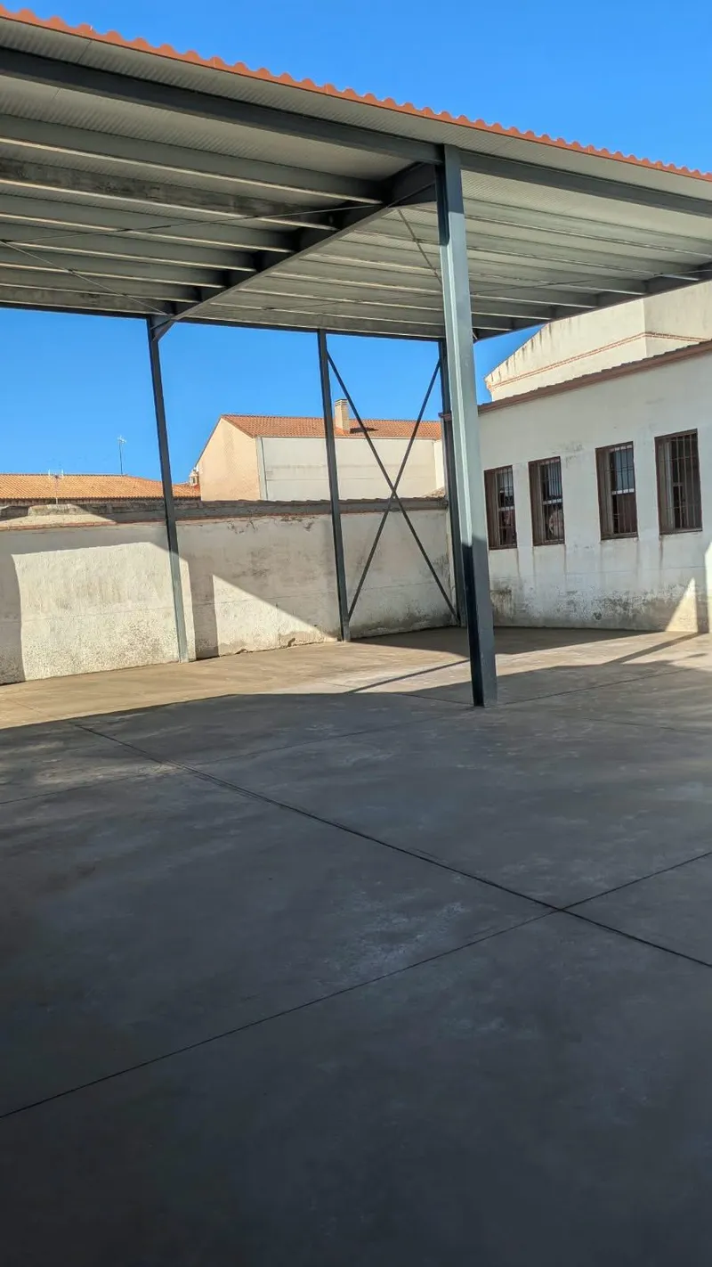 Bargas finaliza la obra de un nuevo porche-almacén municipal en la calle Roble