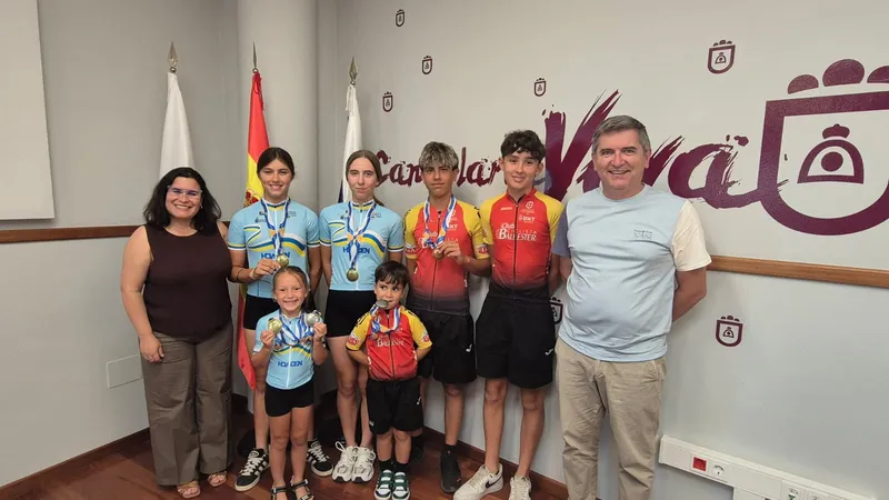 Candelaria homenajea a los jóvenes ciclistas del Club Ballester por sus éxitos regionales y nacionales