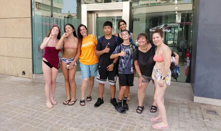 Jóvenes de Burjassot combinan cultura en Los Silos con ocio en la playa de la Patacona
