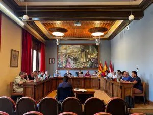 El Pleno de Caspe aprueba la actualización de precios del merchandising y la renovación de pavimentos en calle Gumá