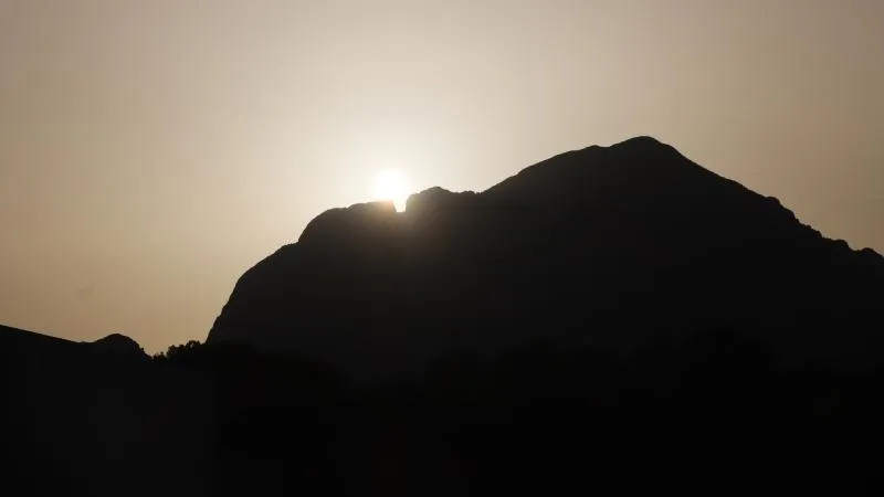Benidorm celebra el solsticio de verano con la mágica puesta de sol tras el Puig Campana
