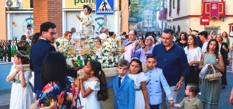 Tomares celebra con fervor la procesión del Corpus Christi