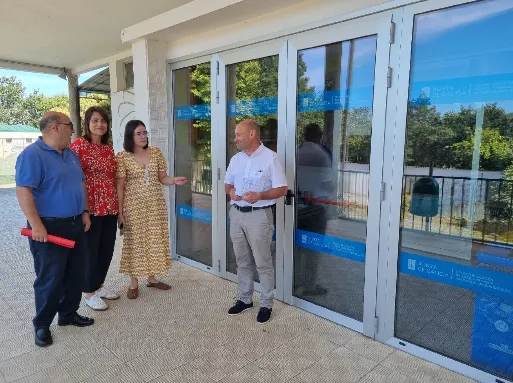 Educación finaliza la renovación de carpintería y accesos en el CEIP Antonio Blanco de Covelo