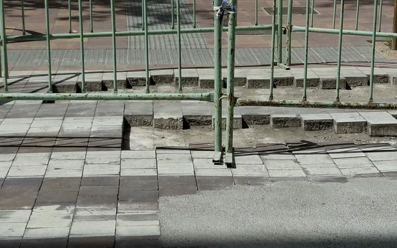 Villena refuerza provisionalmente pasos de peatones en Av. Constitución ante las fiestas