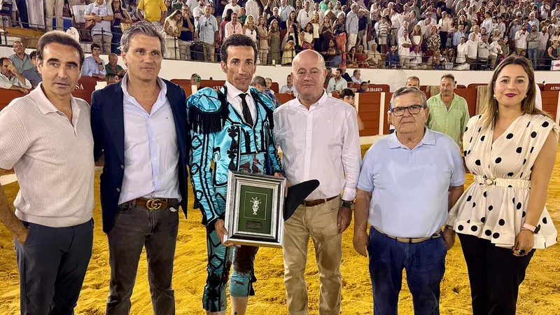 David de Miranda triunfa en la Corrida Goyesca de Antequera y se alza con el Trofeo Jarra de Azucenas