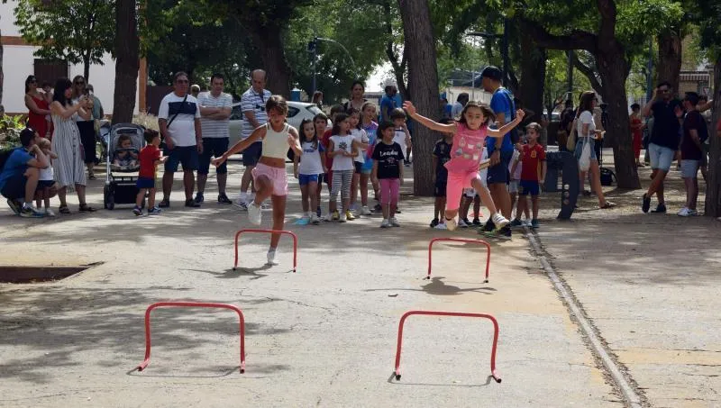 Daimiel acerca el atletismo a los escolares con 'Jugando al atletismo' e incorpora la pértiga