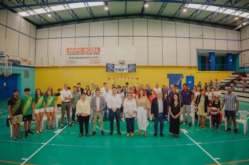 La ministra de Educación visita Colindres para conocer su modelo deportivo