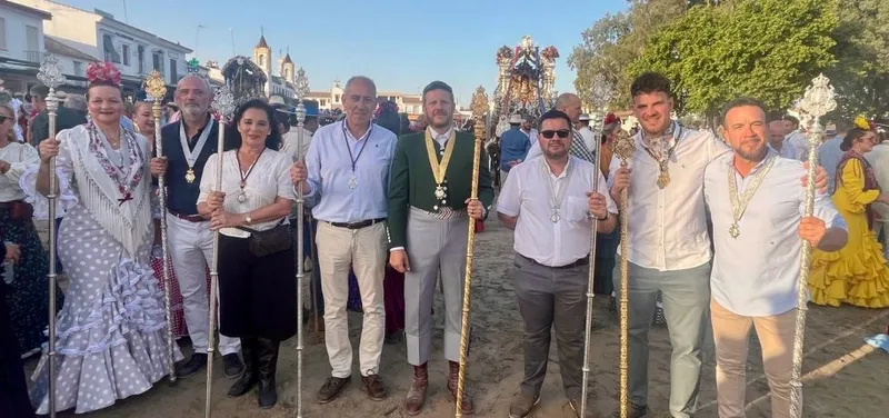 El alcalde de Tomares acompaña a la Hermandad del Rocío en su presentación ante la Virgen
