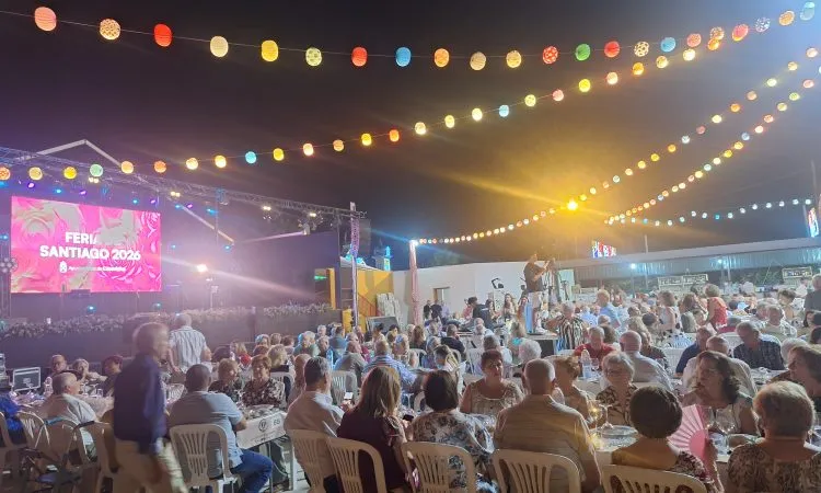 Casariche celebra la tradicional Cena Homenaje a la Tercera Edad en la Feria de Santiago