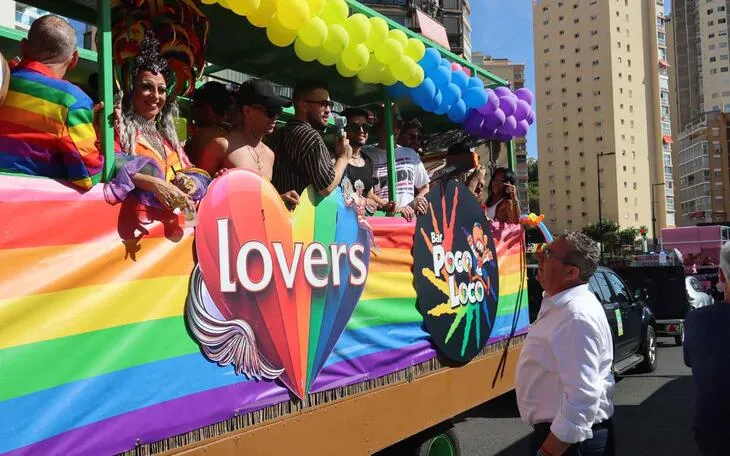 Benidorm celebra un multitudinario desfile del Orgullo LGTBIQ+ con miles de asistentes