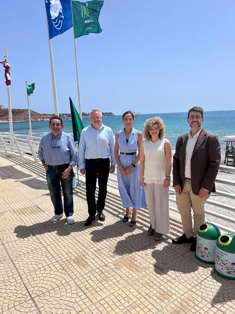 Orihuela Costa impulsa el reciclaje de vidrio con la campaña Banderas Verdes de Ecovidrio