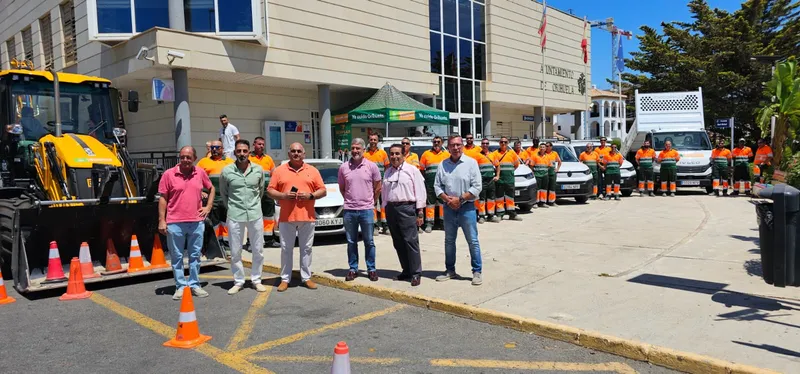 Orihuela Costa recibe cinco nuevos vehículos para mejorar el mantenimiento de sus espacios públicos
