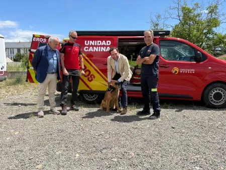 Bomberos de la Diputación de Huesca estrenan furgoneta para el transporte de perros de rescate