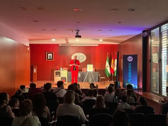 Algodonales celebra una tarde mágica de lectura y magia con "El Mago de los Libros"